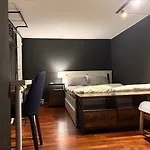 Large With Balcony - Downtown - Nearby Scandic Business Center Bus Stop Homestay