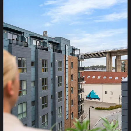 Homestay Large With Balcony In Two-storey - Nearby Scandic Business Center Bus Stop