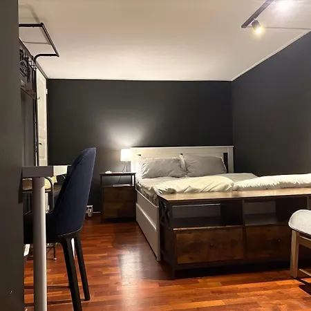 Large With Balcony In Two-storey - Nearby Scandic Business Center Bus Stop Homestay