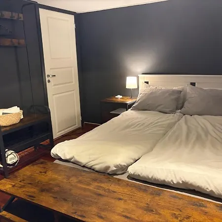 Large With Balcony In Two-storey - Nearby Scandic Business Center Bus Stop Homestay