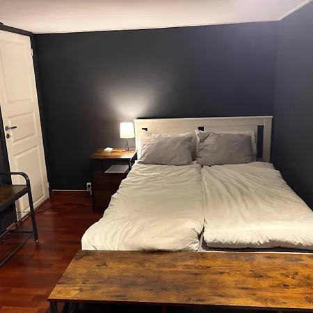 Homestay Large With Balcony In Two-storey - Nearby Scandic Business Center Bus Stop